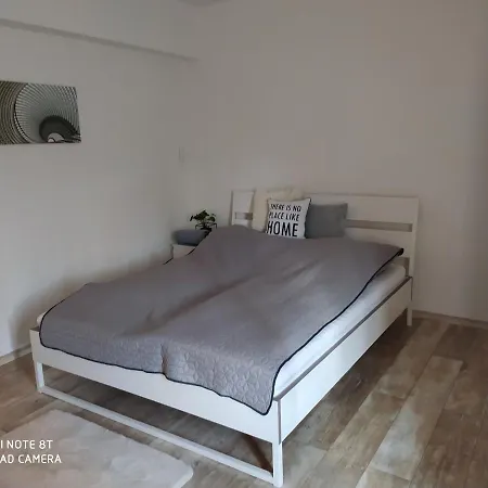 Anna, Ingyenes Wifivel és Parkolással.