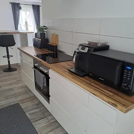 Anna, Ingyenes Wifivel Es Parkolassal.