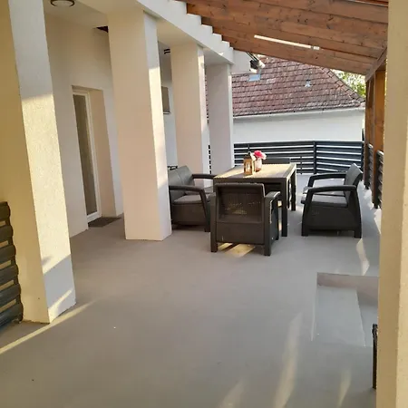 Anna, Ingyenes Wifivel Es Parkolassal. 빌라