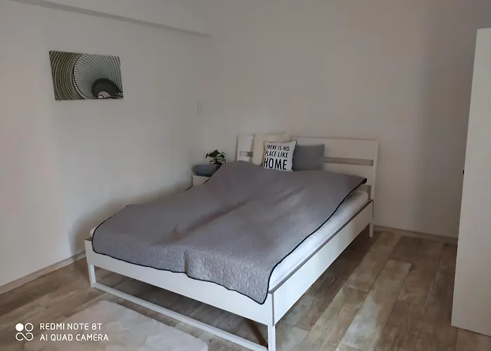 Anna, Ingyenes Wifivel és Parkolással.